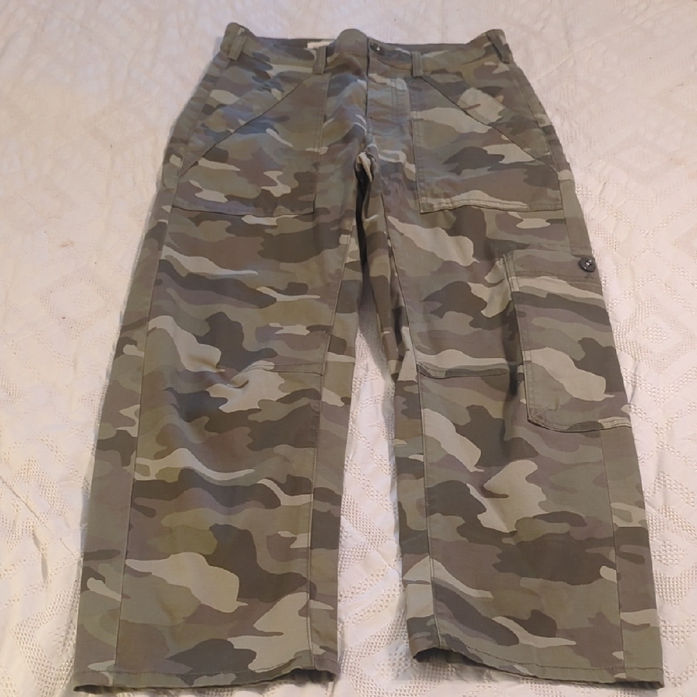 Anthro Pilcro women's Green and Brown Cargo Pants with Relaxed Fit